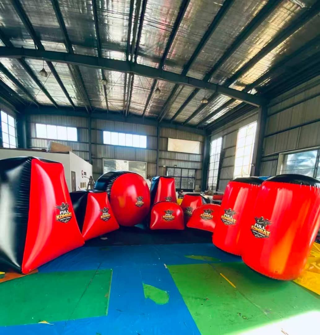 Niños jugando paintball con equipo de seguridad