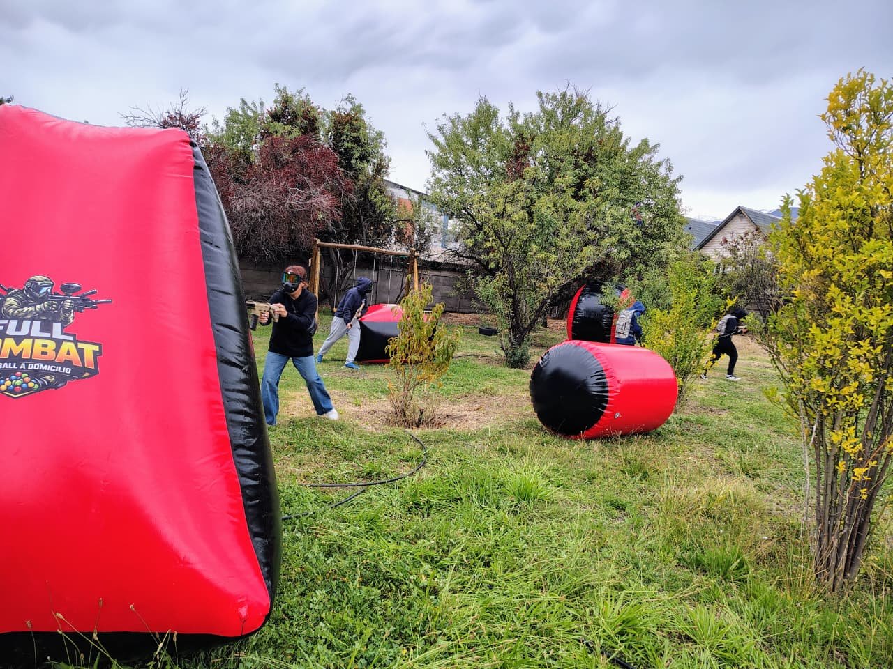 Niños en cumpleaños jugando paintball a domicilio con Full Kombat