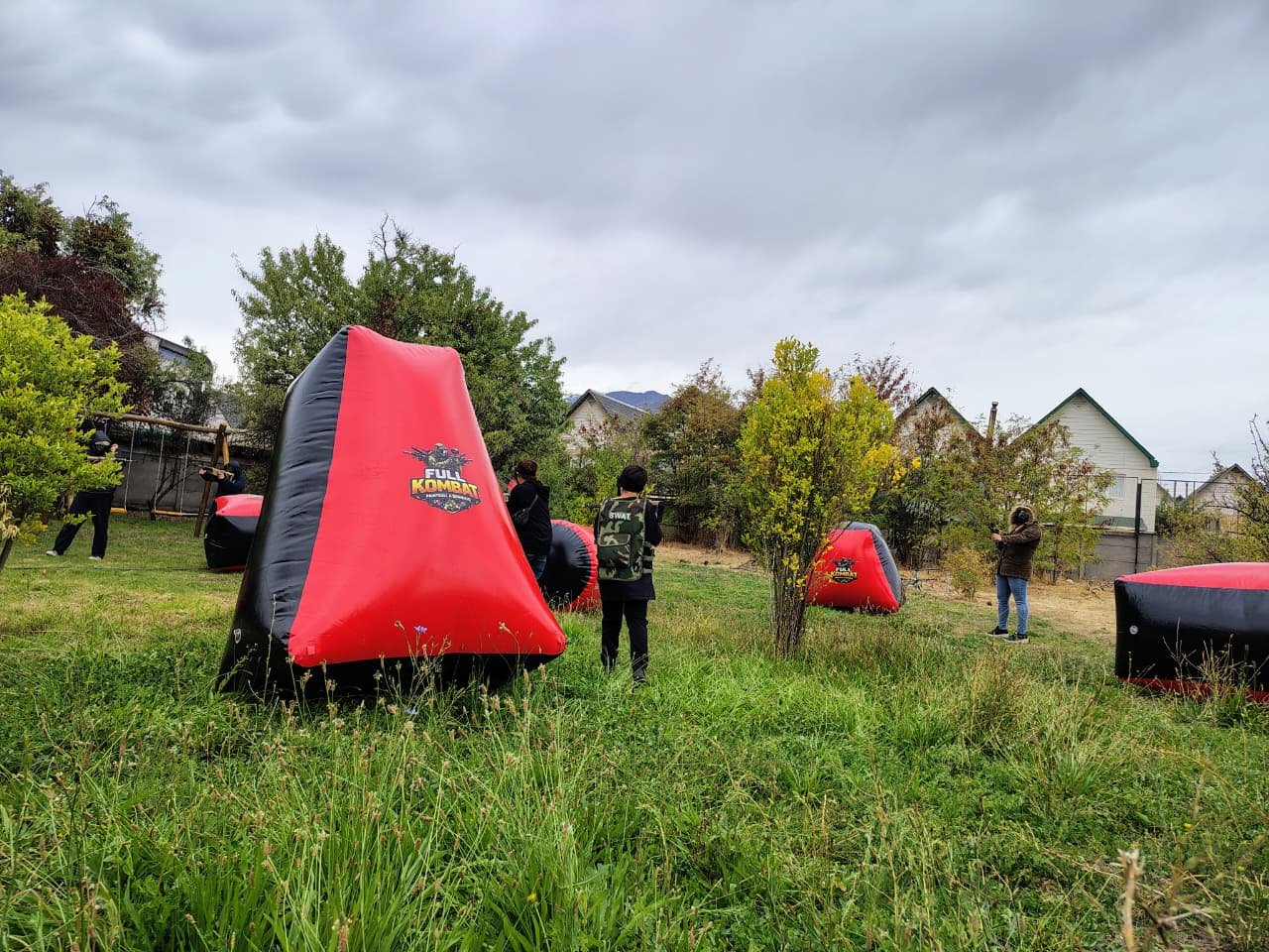 Paintball infantil a domicilio con obstáculos y equipo de seguridad